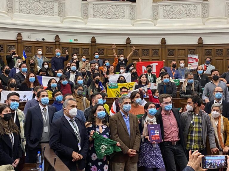 Lee más sobre el artículo Con 499 artículos quedó el borrador de nueva Constitución tras el cierre del debate Constitucional