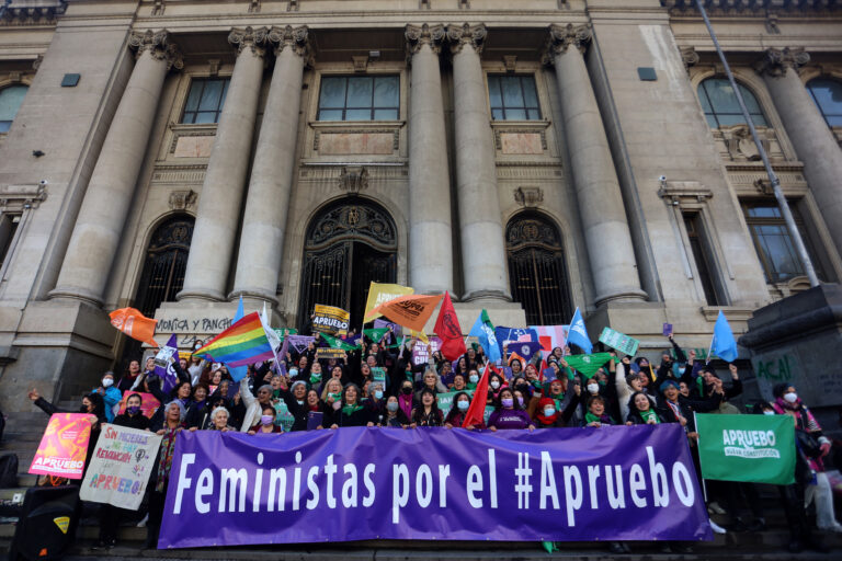 Lee más sobre el artículo Más de 30 organizaciones feministas declaran su apoyo al Apruebo en plebiscito de salida