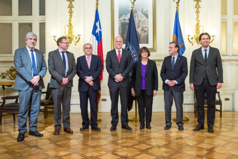 Lee más sobre el artículo Rectores de universidades ofrecen su colaboración para un nuevo proceso constituyente