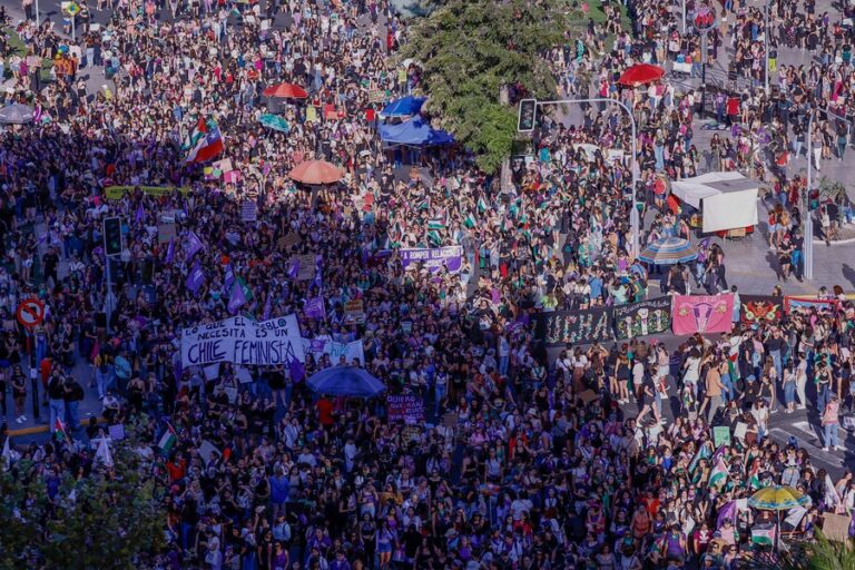 Lee más sobre el artículo Estudio sobre Feminismo en Chile: 67% de las mujeres considera que no hay igualdad de oportunidades y 33.4% de los hombres concuerda