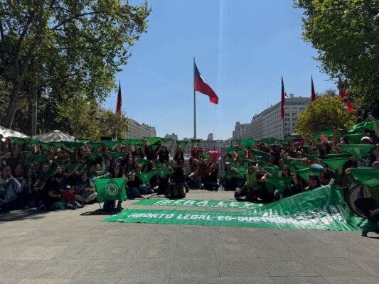 Pañuelazo en Paseo Bulnes por el Día de Acción Global del Aborto Seguro y Gratuito, organizaciones feministas exigen aborto por plazos en Chile